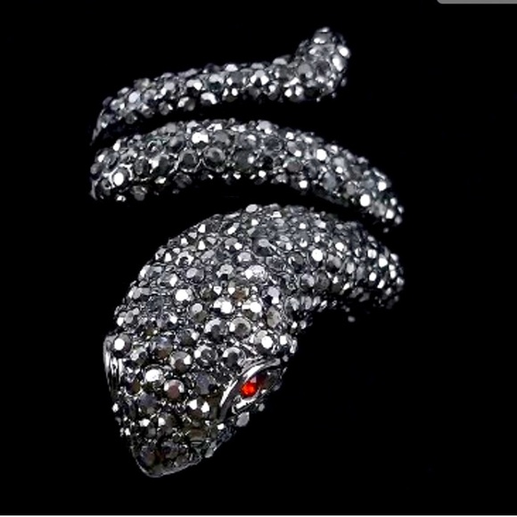 New Rhinestone Snake Wrap Ring fits 6 - 8.5 - Picture 1 of 2